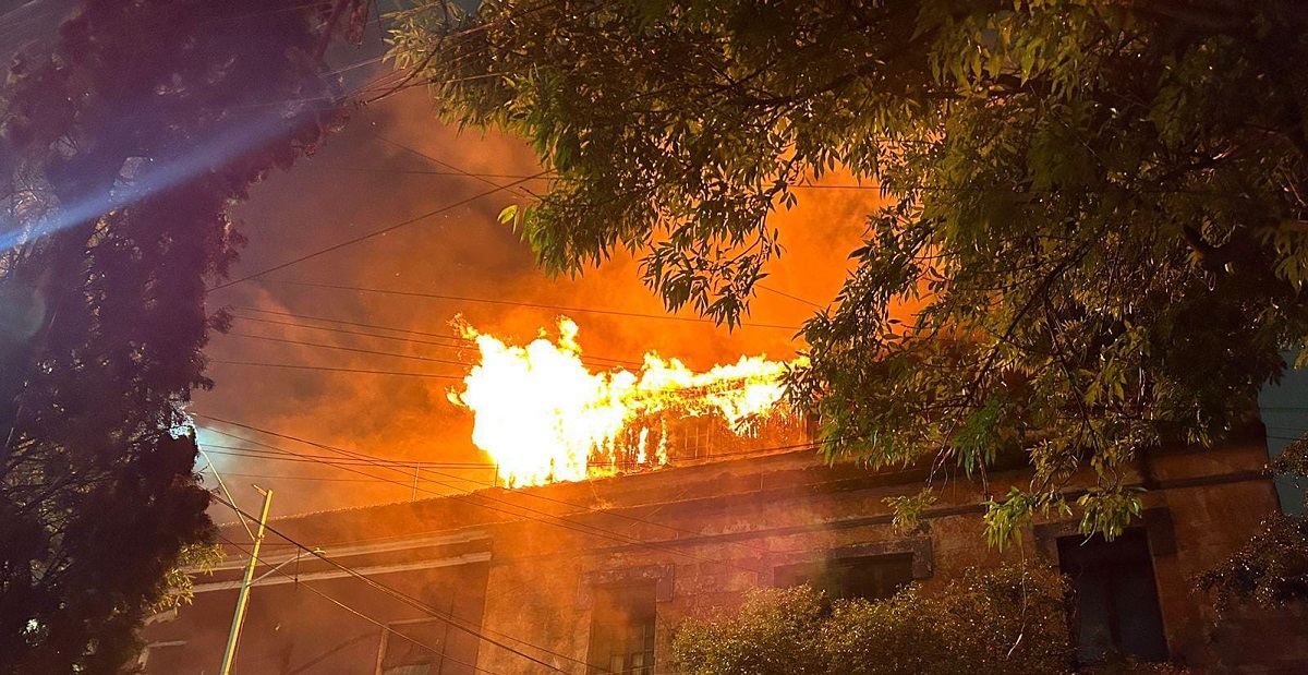 Bodega de globos se incendia en el centro de Puebla; solo hubo daños materiales