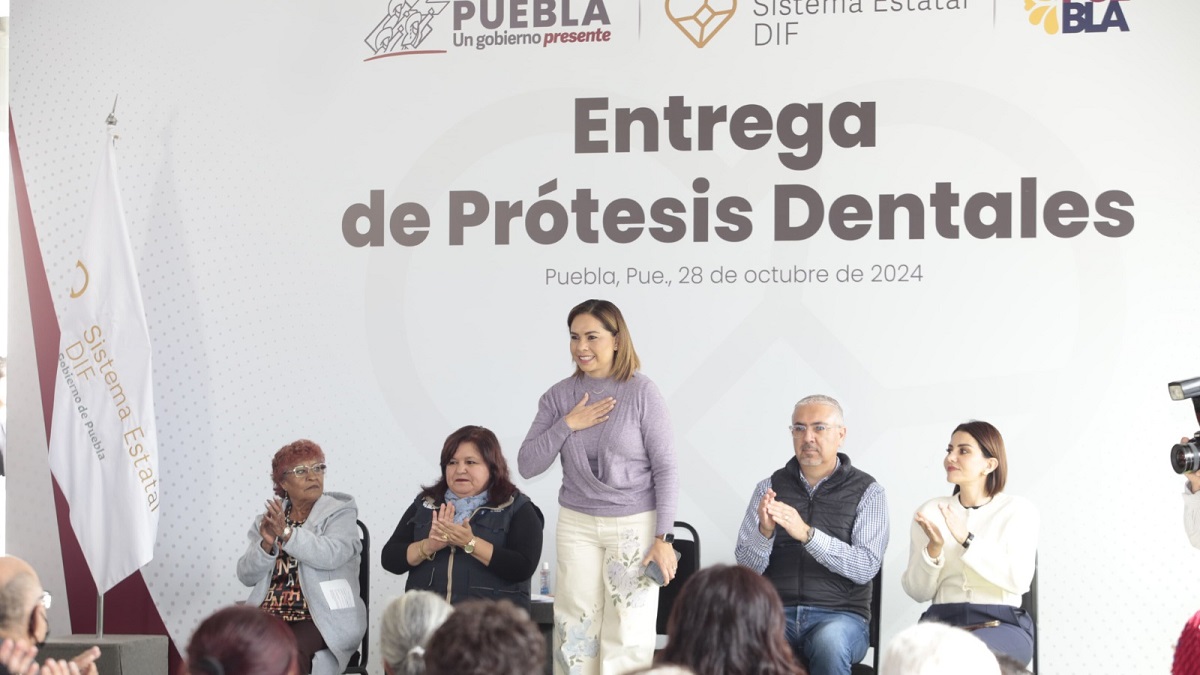 Beneficia SEDIF a 10 personas adultas mayores con prótesis dentales