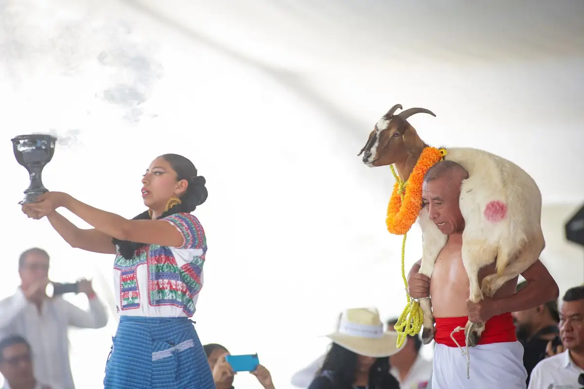 Encabeza Sergio Salomón su último festival de Mole de Caderas
