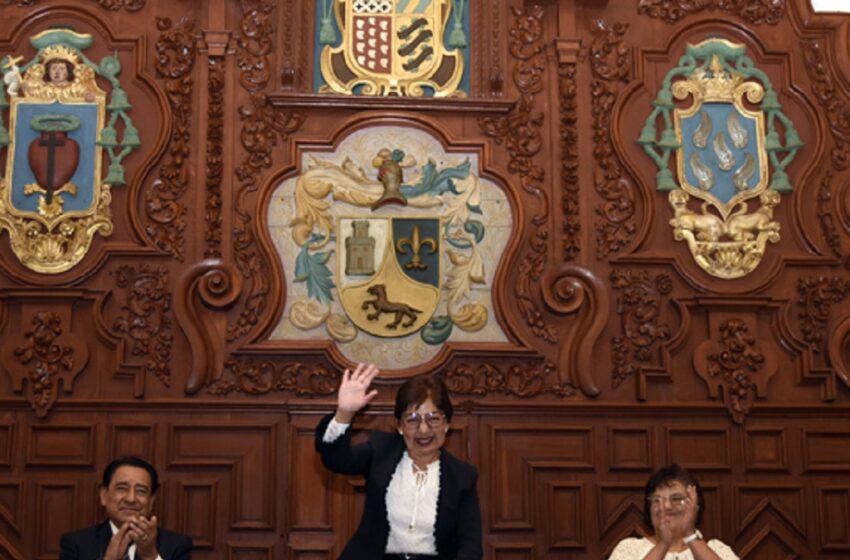  Generación 1974-1976 de la Preparatoria Benito Juárez García recibe reconocimientos