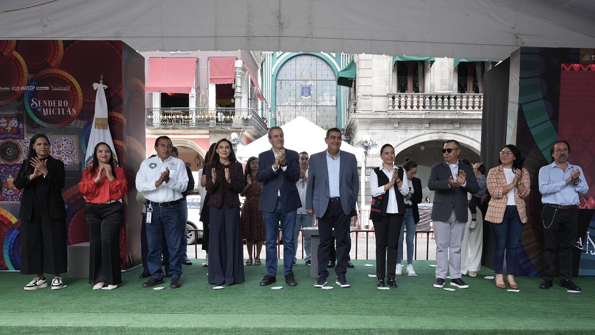 Inauguran Sergio Salomón y Pepe Chedraui primer tapete monumental en el Zócalo