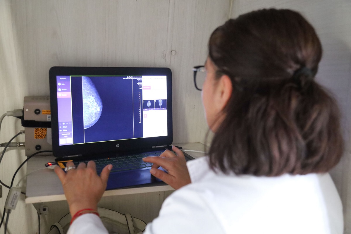 Incrementa la detección de cáncer de mama en jóvenes poblanas; en 20 minutos realizan mastografía en el IMSS
