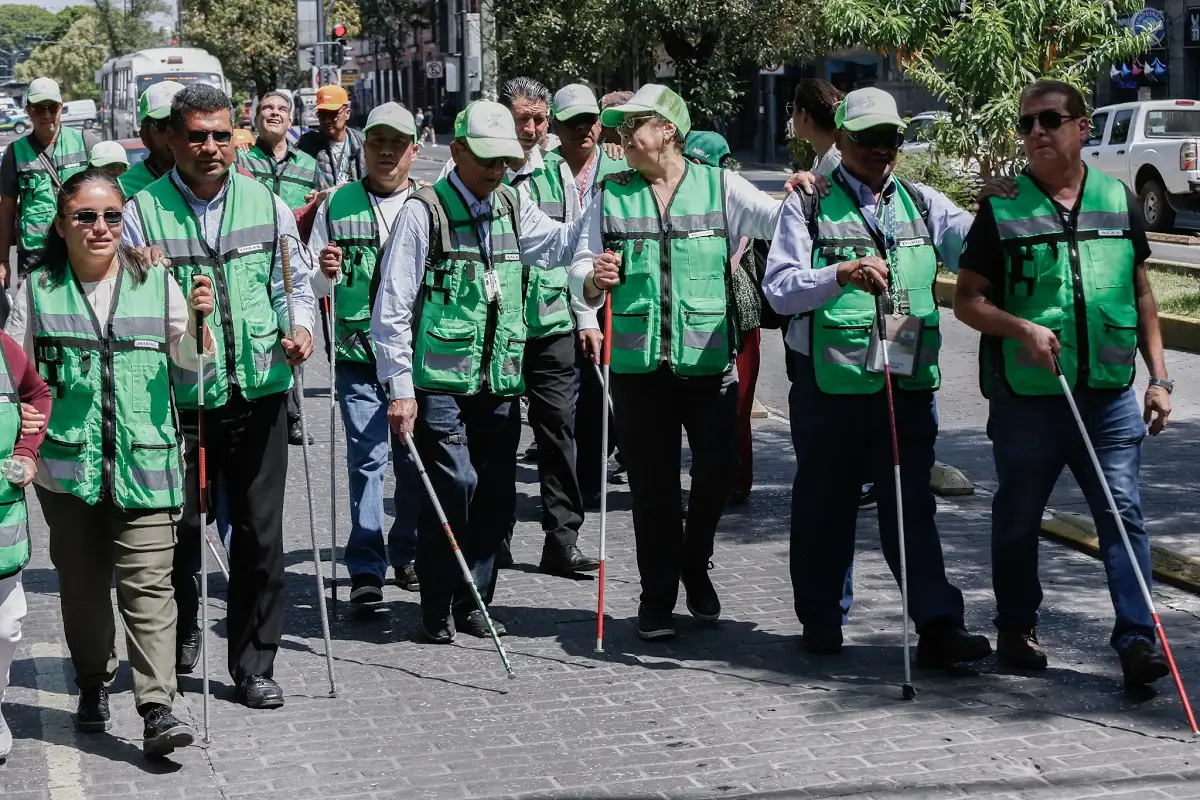 Invidentes piden a Pepe Chedraui mejorar la infraestructura vial