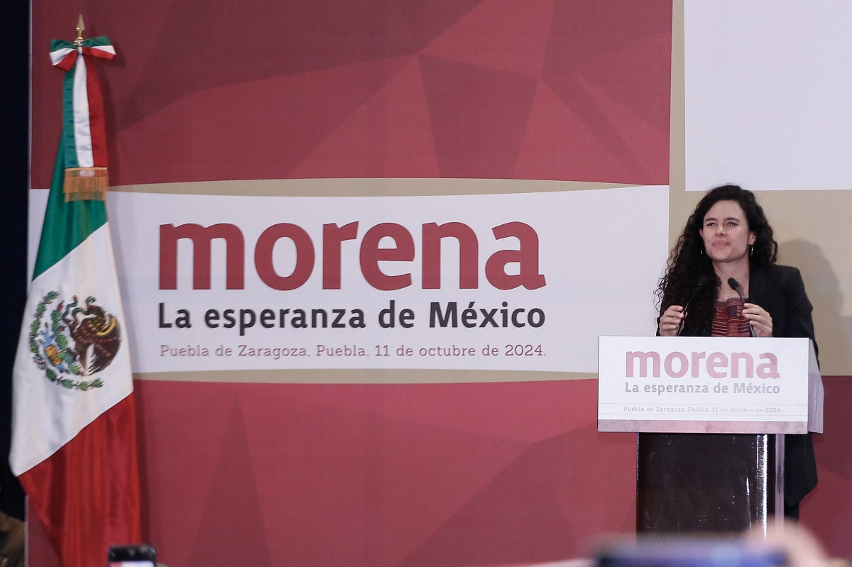 Presidenta nacional de Morena entrega decálogo de principios a autoridades electas de Puebla