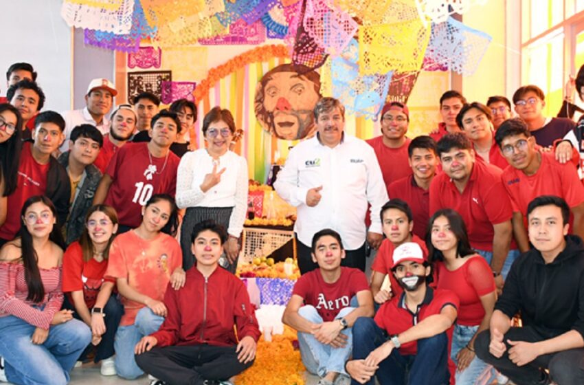  Rectora Lilia Cedillo Ramírez visita corredor de ofrendas en CU2