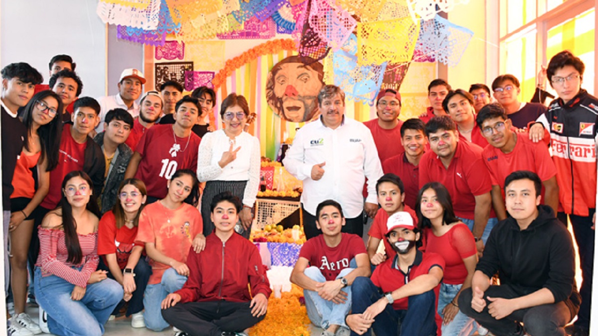 Rectora Lilia Cedillo Ramírez visita corredor de ofrendas en CU2
