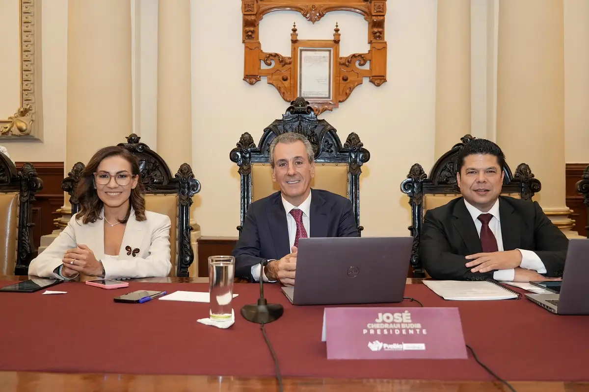 Rinden protesta funcionarios municipales y regidores morenistas piden licencia