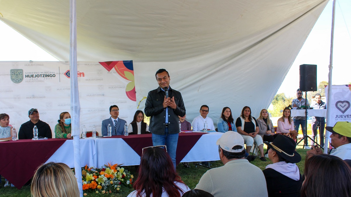 Roberto Solís impulsa el desarrollo en Huejotzingo: entrega contenedores de basura e inicia jornada de atención ciudadana