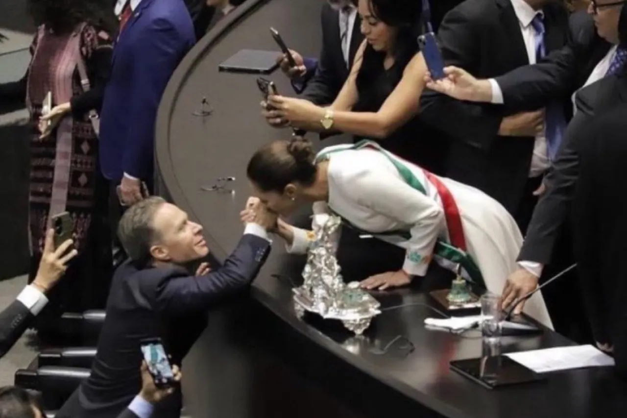 Sheinbaum responde a polémica por beso en la mano de Manuel Velasco