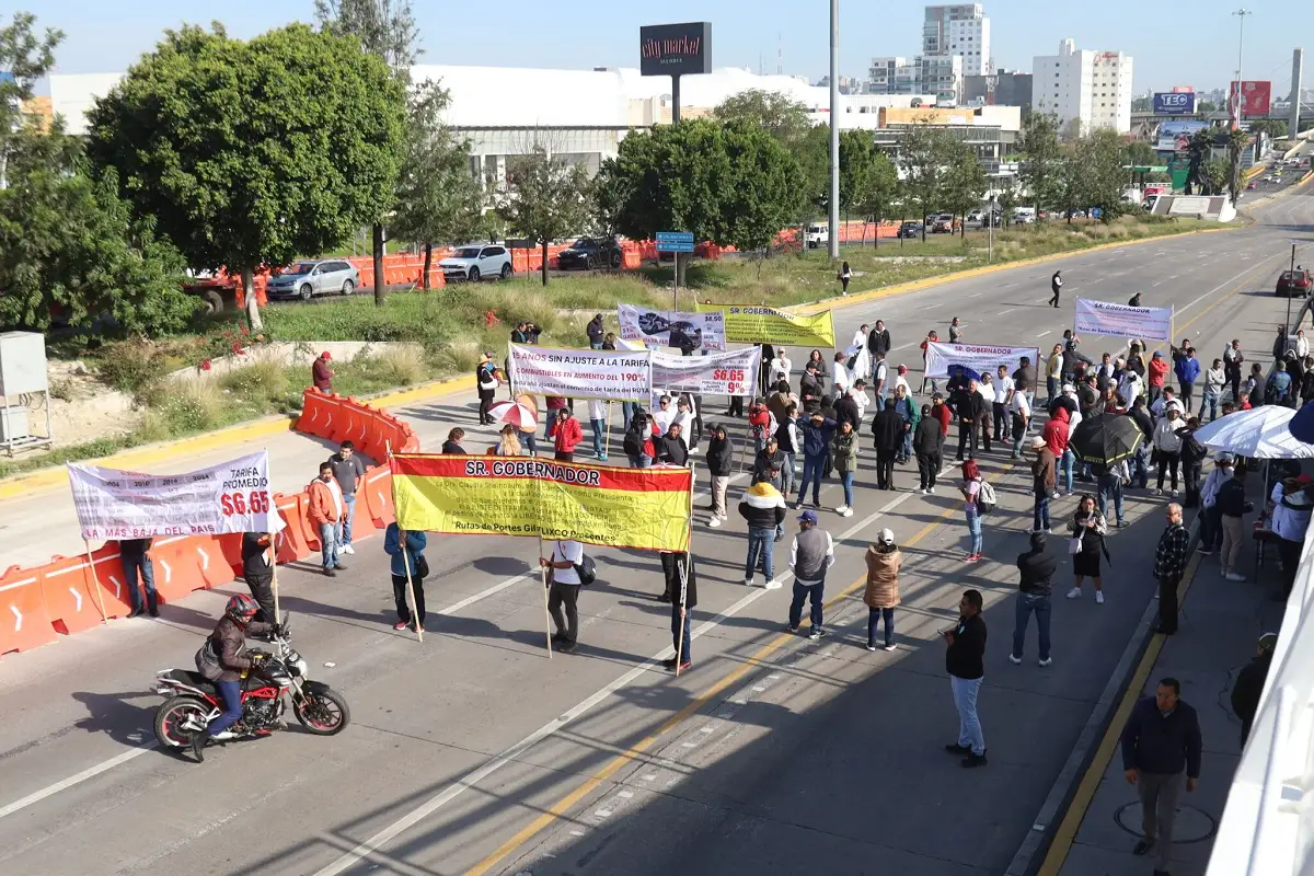 Transportistas desquician la Vía Atlixcáyotl insisten que el pasaje en Puebla cueste 19 pesos