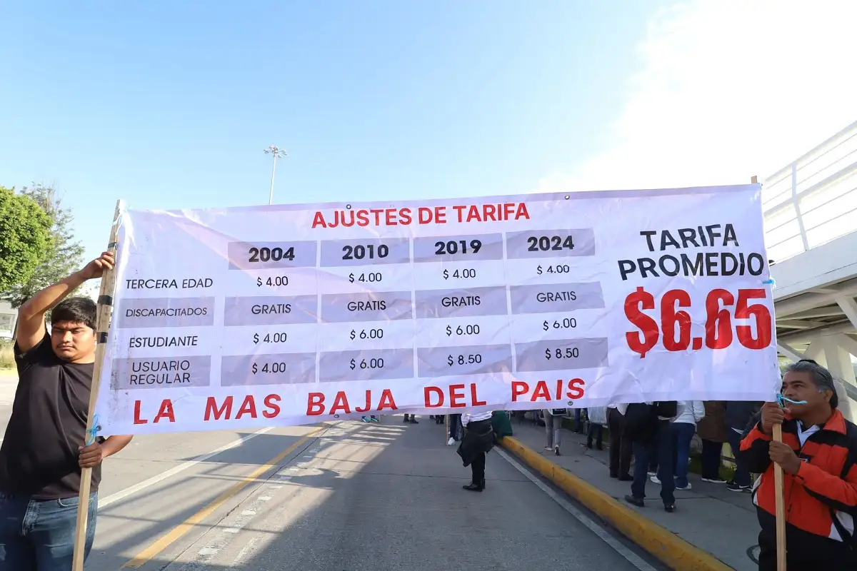Transportistas desquician la Vía Atlixcáyotl insisten que el pasaje en Puebla cueste 19 pesos
