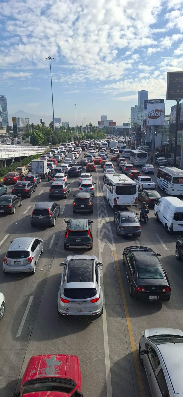 Transportistas desquician la Vía Atlixcáyotl