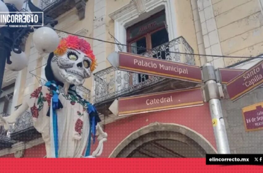  Colocan tres Catrinas Monumentales en el Zócalo de Puebla