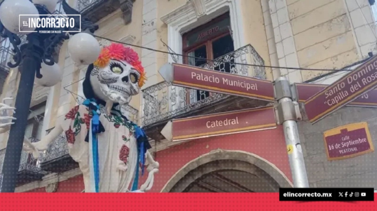 Colocan tres Catrinas Monumentales en el Zócalo de Puebla