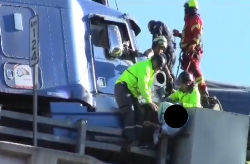  Hombre queda prensado entre tráiler y barrera en accidente en el Libramiento Elevado de la México-Puebla