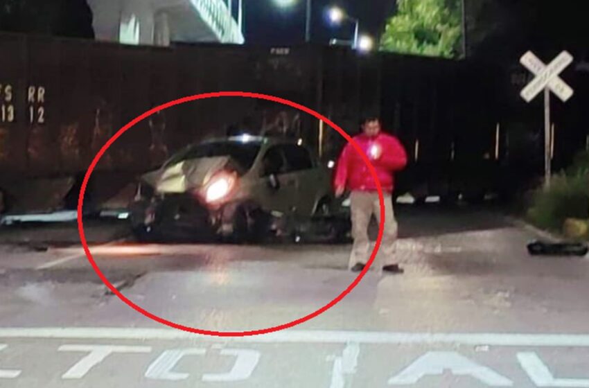  ¡Caos en Bulevar Hermanos Serdán! Conductor termina arrollado por el tren tras tratar de ganarle el paso