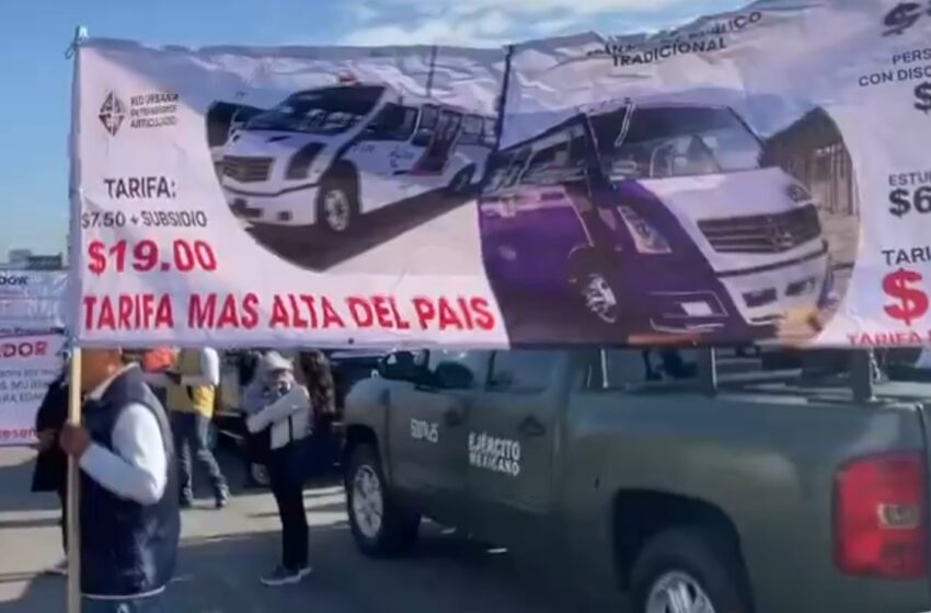  ALERTA Transportistas se manifiestan frente al CIS de Angelópolis para exigir un aumento a 19 pesos al transporte público