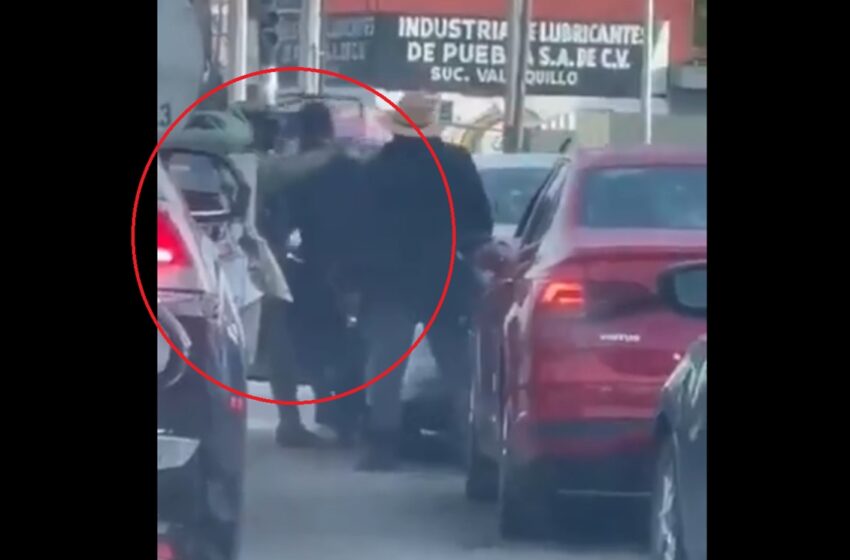  ¡Se arma la pelea en el Periférico! Automovilistas Poblanos se enfrentan a golpes y termina en intervención militar