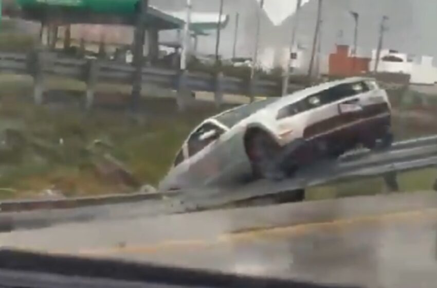  ¡Caos por la lluvia! Pobano vuelca su automovil en el Periférico Ecológico altura del IPETH