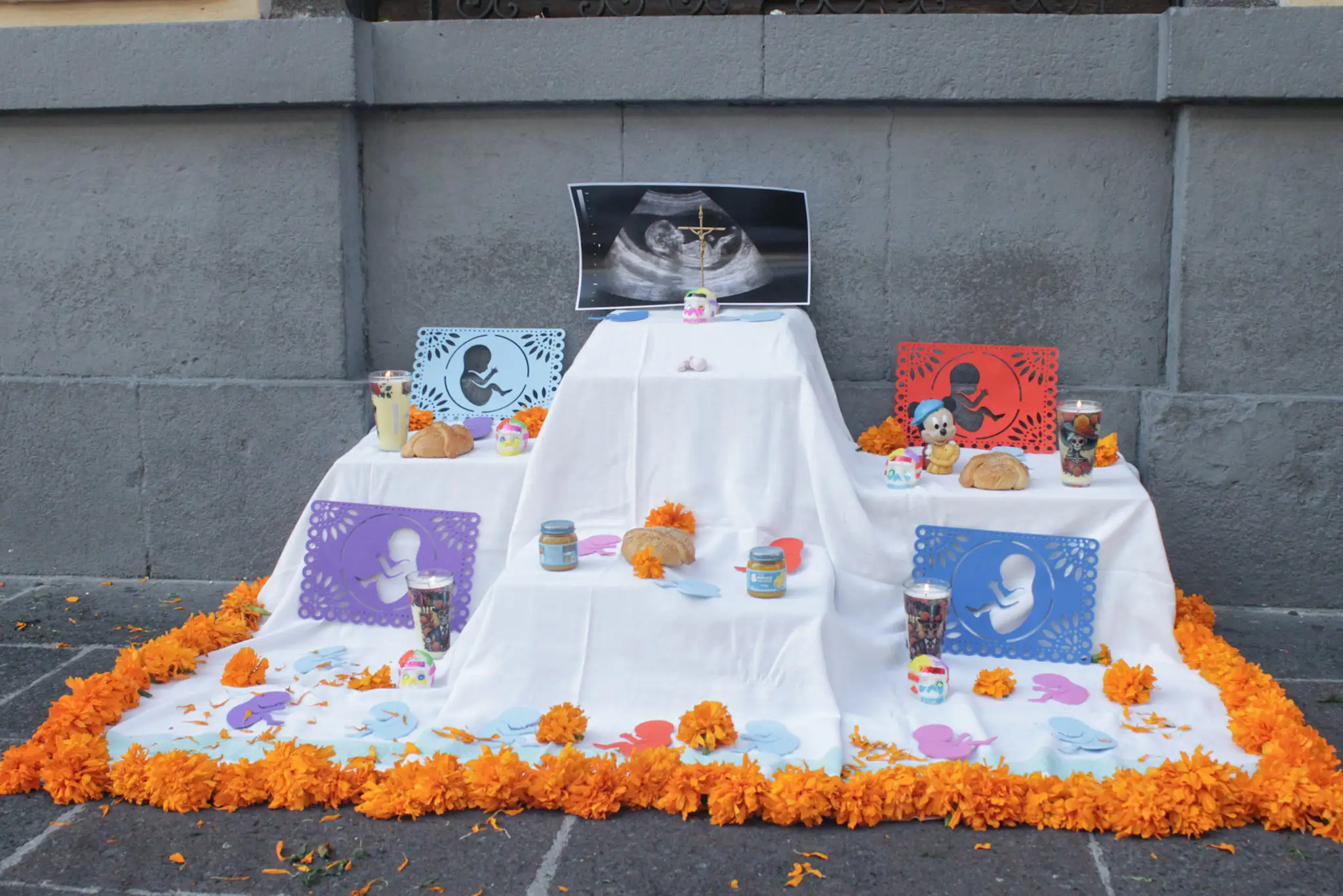 Colocan ofrenda en memoria de los no nacidos 