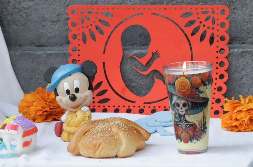  Colocan ofrenda en memoria de los no nacidos y mujeres que murieron por abortar