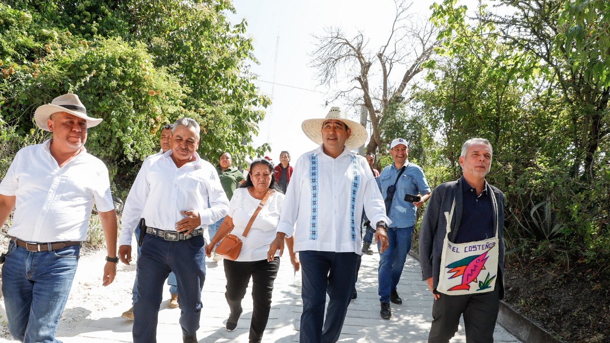 Con techados en escuelas, gobierno de Sergio Salomón contribuye a cuidar salud de estudiantes