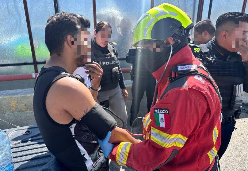  Hombre intenta aventarse del puente del Bulevar Atlixco; policías municipales lo impidieron