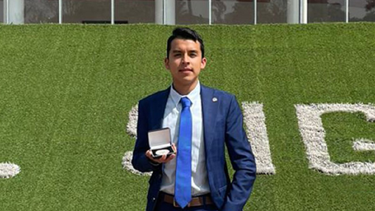 Pasante de Medicina del Complejo Regional Nororiental gana el Premio a la Excelencia Académica 2024