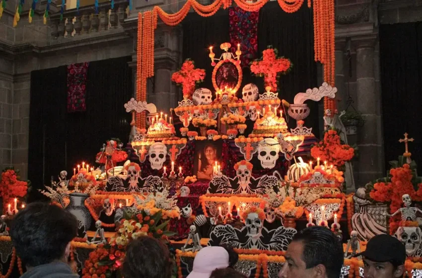  Poblanos y turistas disfrutan el último día del Corredor de Ofrendas
