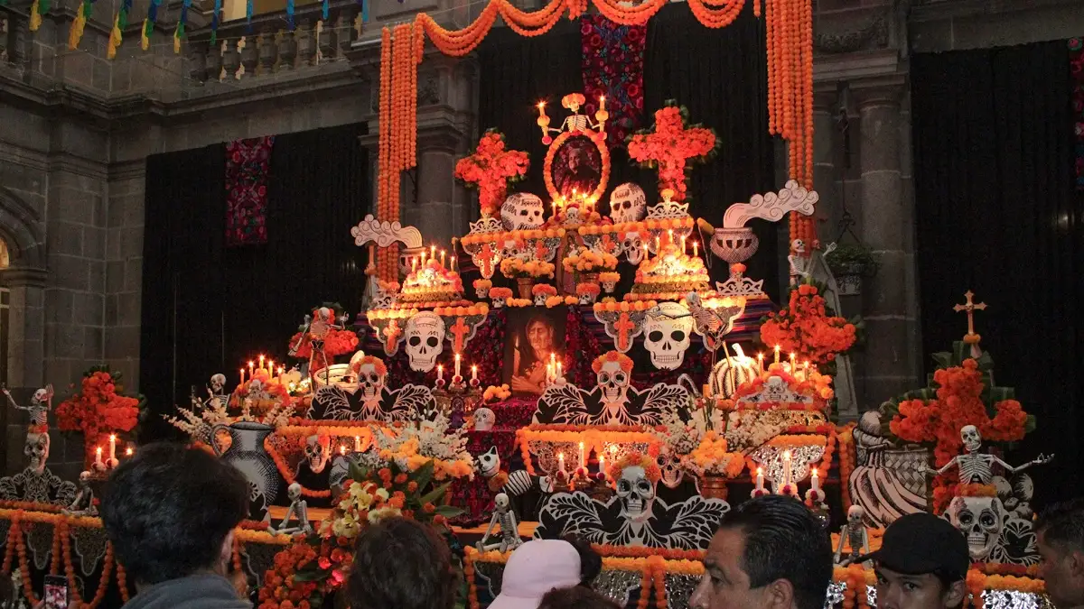 Poblanos y turistas disfrutan el último día del Corredor de Ofrendas