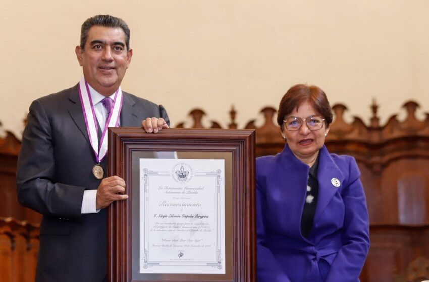  Por su respaldo a la educación, Sergio Salomón recibe medalla “Melchor de Covarrubias” por la BUAP