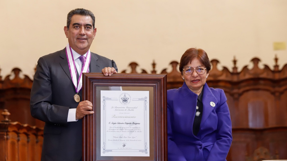Por su respaldo a la educación, Sergio Salomón recibe medalla “Melchor de Covarrubias” por la BUAP