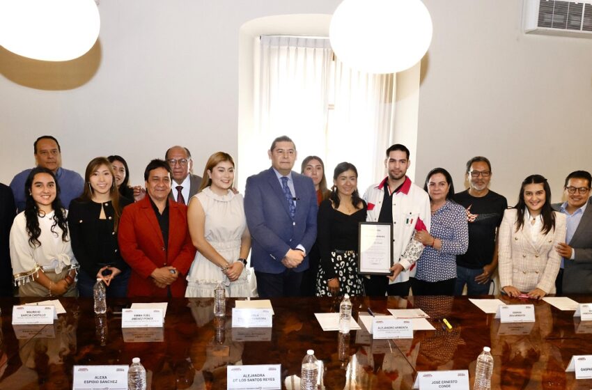  Puebla, tierra de campeones: Armenta reconoce a Gibrán Zea, esgrimista olímpico