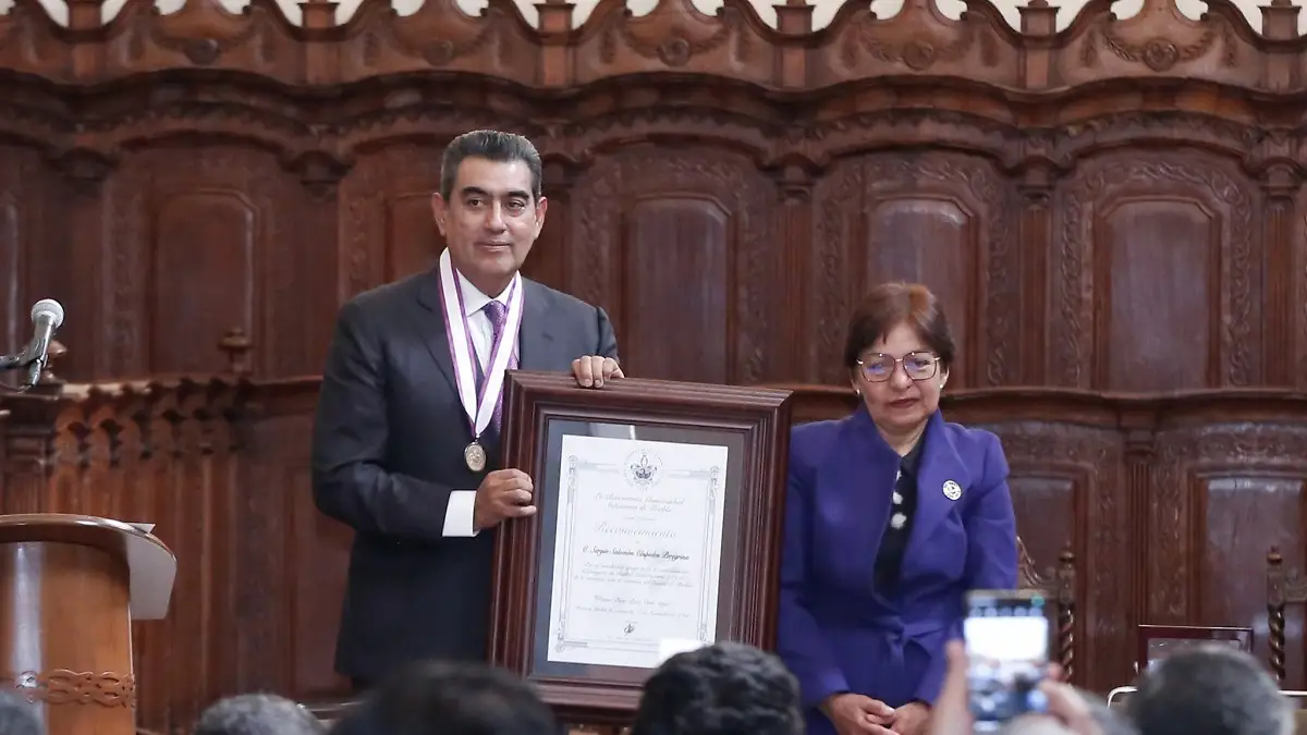 Sergio Salomón recibe medalla Melchor de Covarrubias por su impulso a la educación