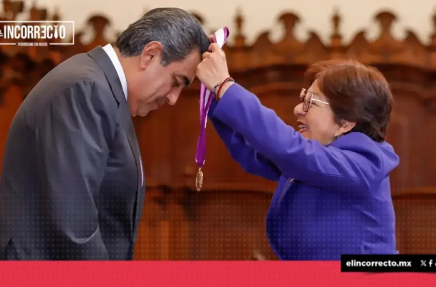  Sergio Salomón recibe medalla Melchor de Covarrubias por su impulso a la educación