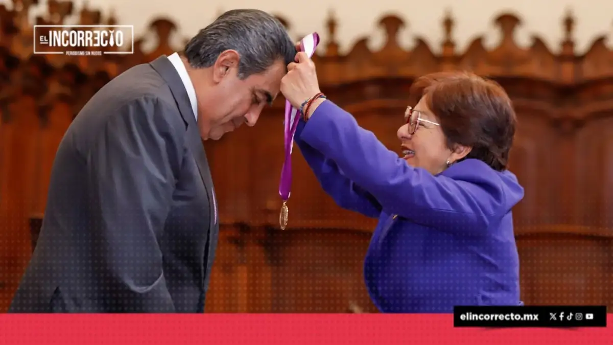 Sergio Salomón recibe medalla Melchor de Covarrubias por su impulso a la educación