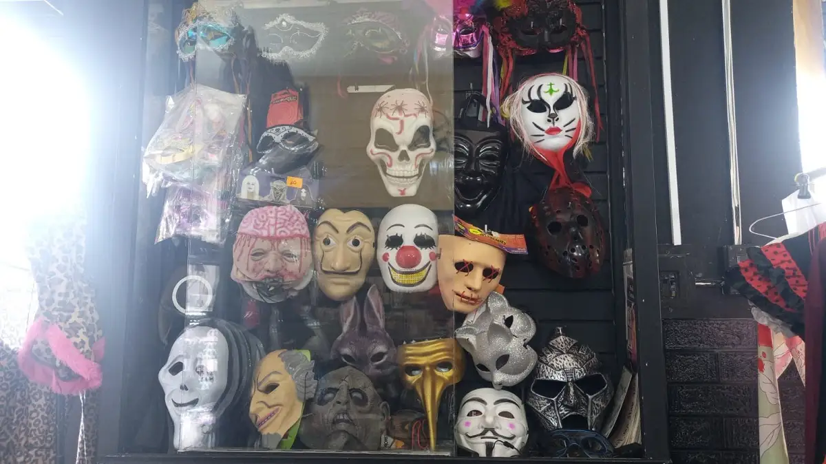 Vaqueros, superhéroes y ángeles los disfraces más vendidos en Puebla