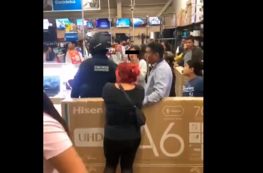  VIDEO Mujeres se agarrana a golpes por una pantalla de 75 pulgadas en Walmart de Tehuacán