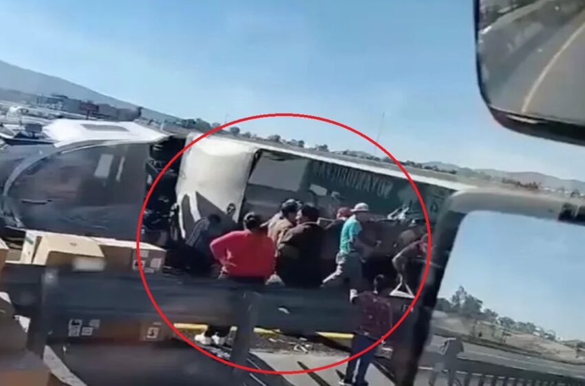  ¡Se vuelca tráiler cargado de ropa en el Arco Norte y desatan la rapiña!  (VIDEO)