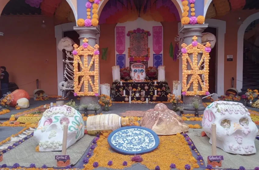  ¿Ya las viste? Colocan 33 ofrendas en Casa de la Cultura de Puebla (+FOTOS)