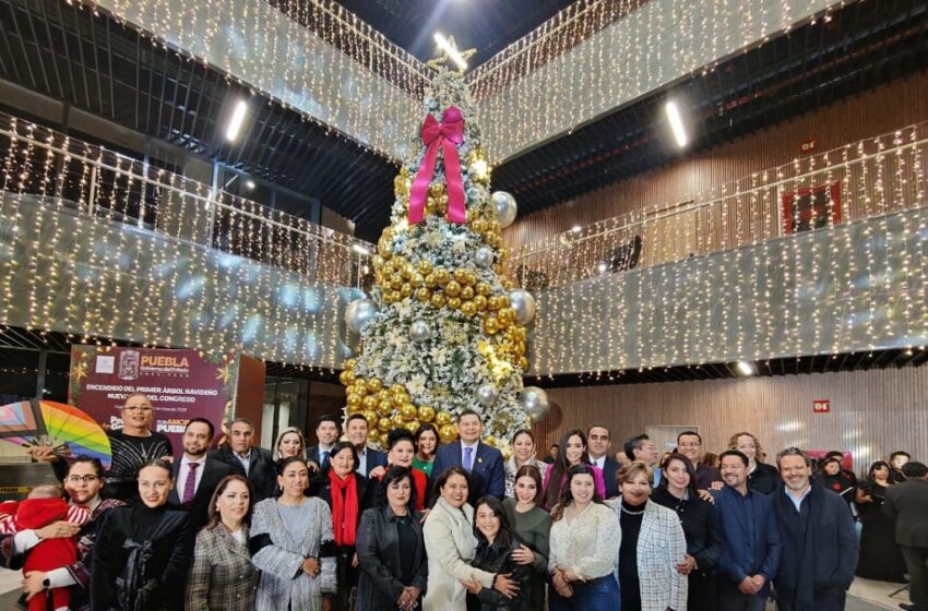  Asiste gobernador con diputados al encendido del Árbol Navideño en la nueva sede del Congreso