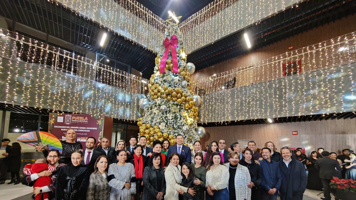 Asiste gobernador con diputados al encendido del Árbol Navideño en la nueva sede del Congreso