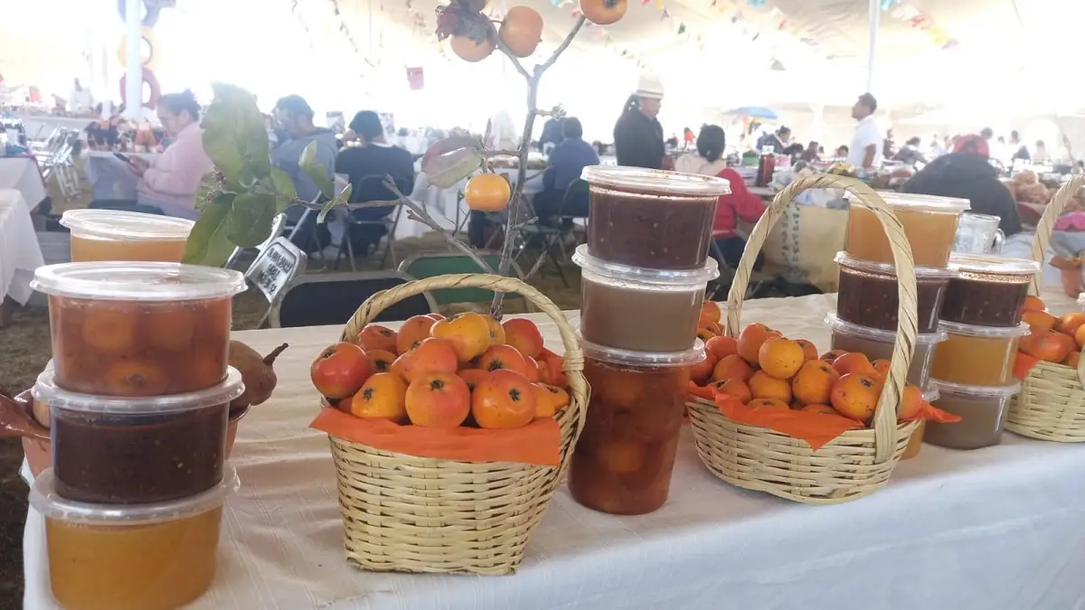 Conservas, ponche y mezcal ofrecen en la Feria del Tejocote en Huejotzingo