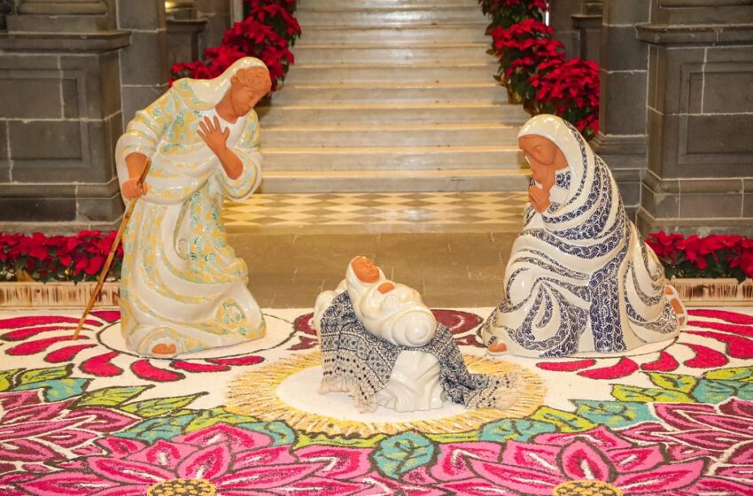  Nacimiento de talavera y alfombra artística transforman el Palacio Municipal