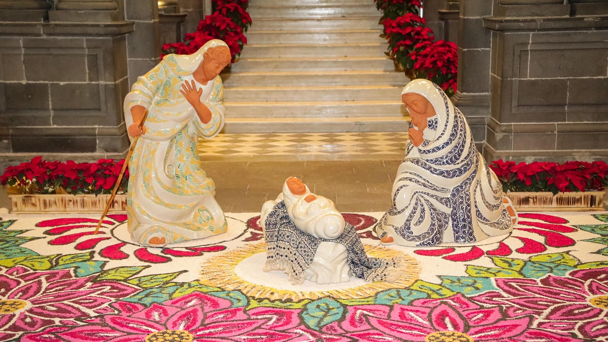 Nacimiento de talavera y alfombra artística transforman el Palacio Municipal