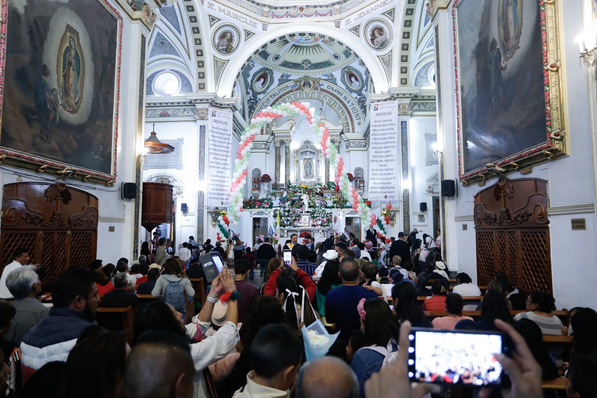 Poblanos y peregrinos adoran a la Virgen de Guadalupe en la Villita del Paseo Bravo