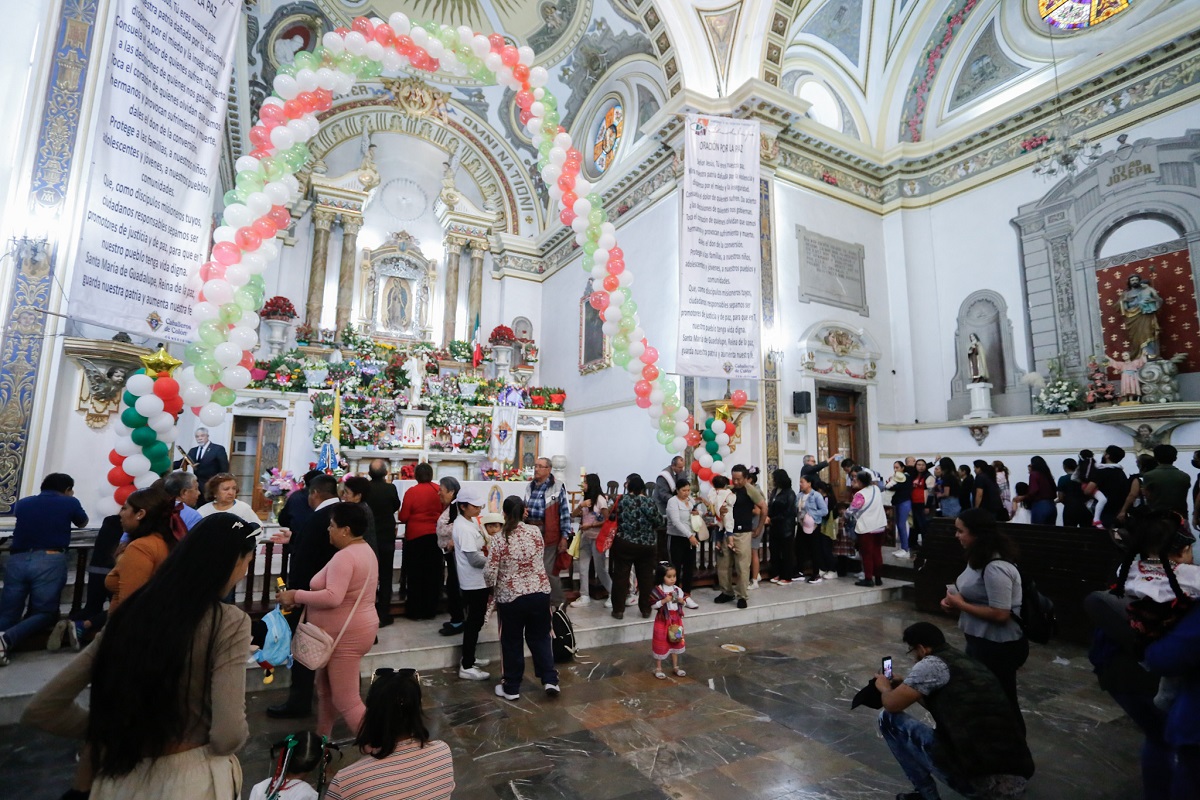 Poblanos y peregrinos adoran a la Virgen de Guadalupe en la Villita del Paseo Bravo