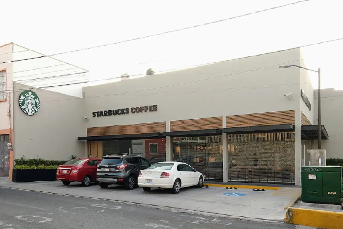 Dos sujetos asaltan Starbucks de la 25 Oriente; SSC investiga