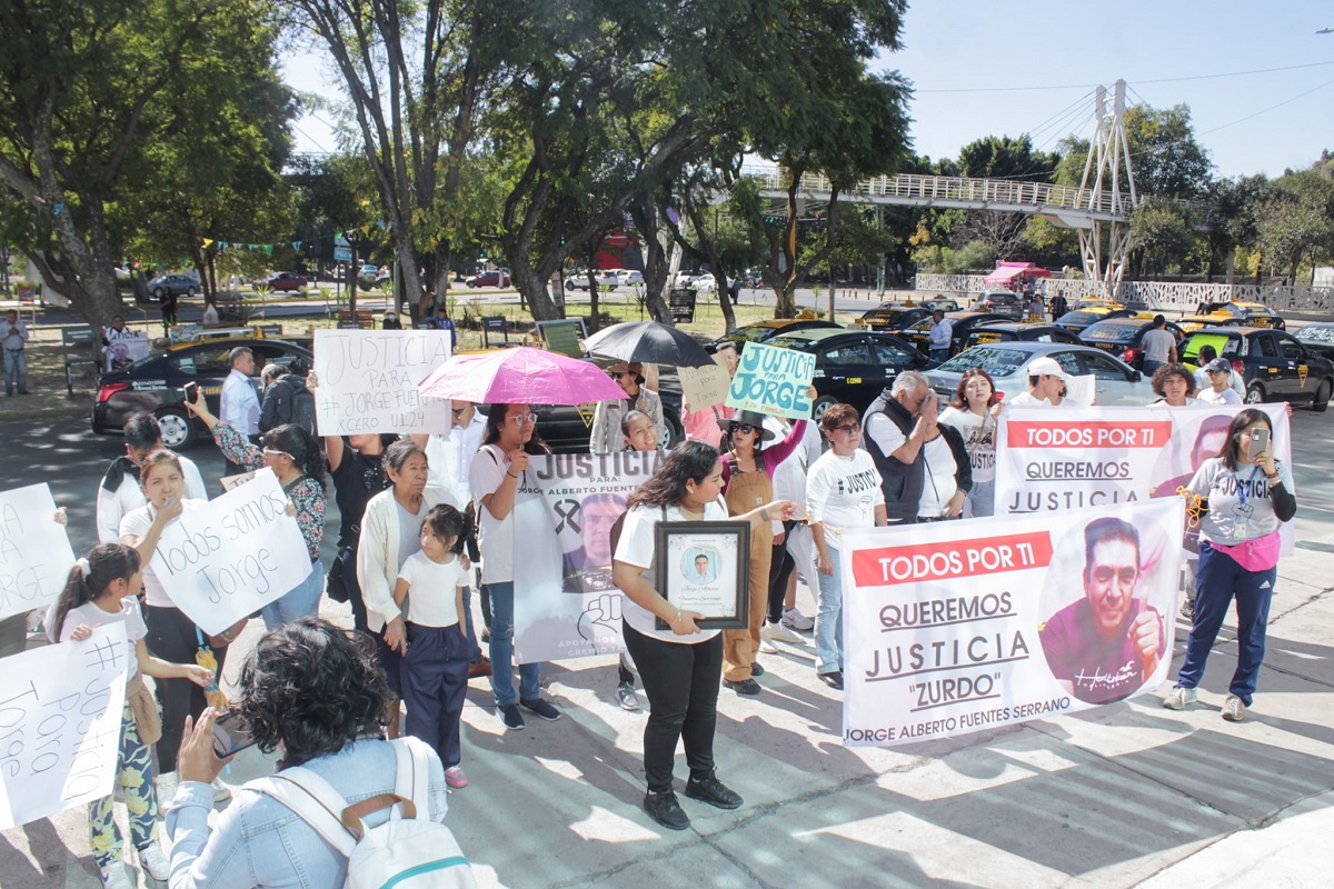 Taxistas piden justicia para Jorge Fuentes con una caravana