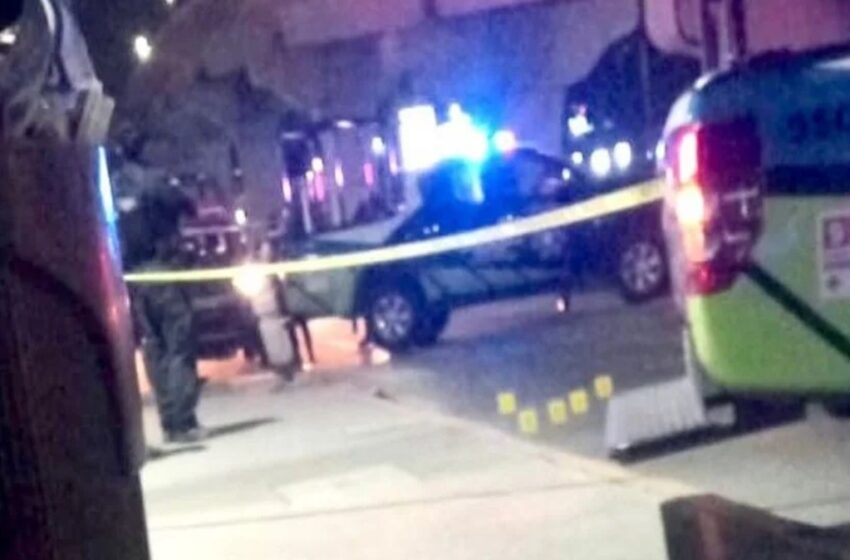  Martes de horror en La Noria: Motosicarios rafaguean auto estacionado frente a restaurante